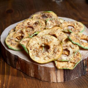 Яблоко с медом и грецким орехом